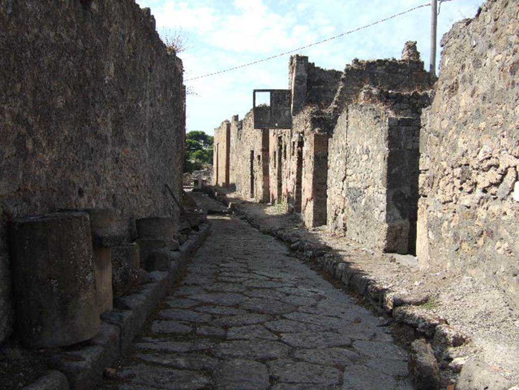 Vicolo del Gallo between VII.7 and VII.15. Looking west from narrow corner. September 2005.