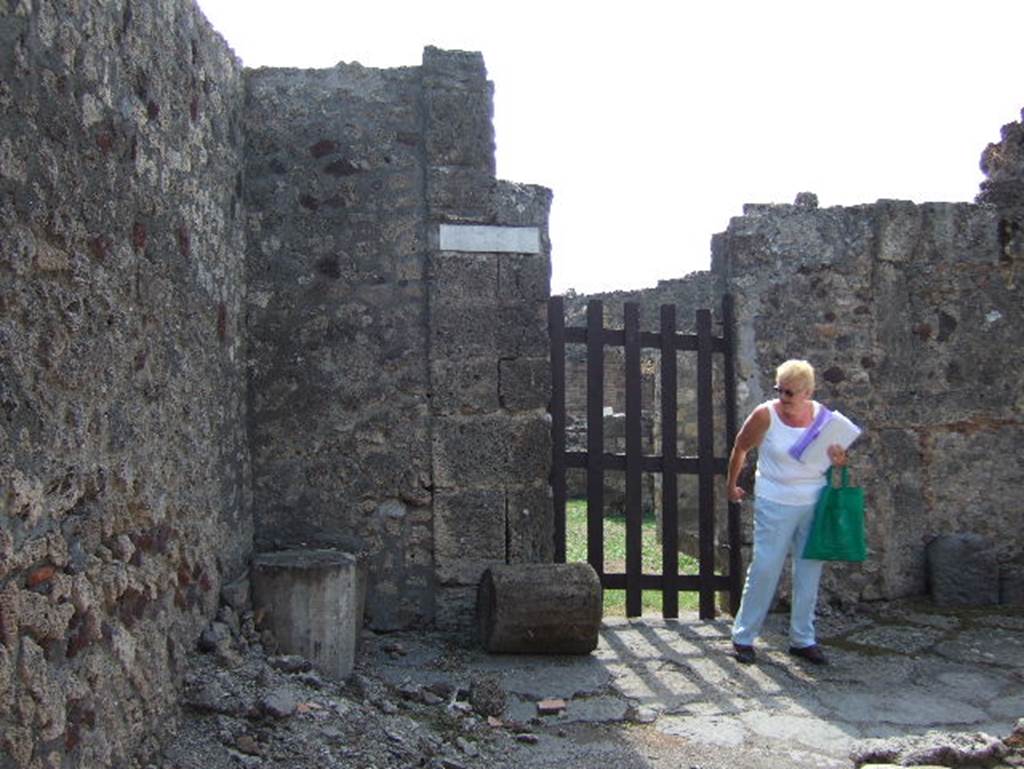 Vicolo del Gallo. Looking south towards narrow corner and VII.7.15. September 2005.