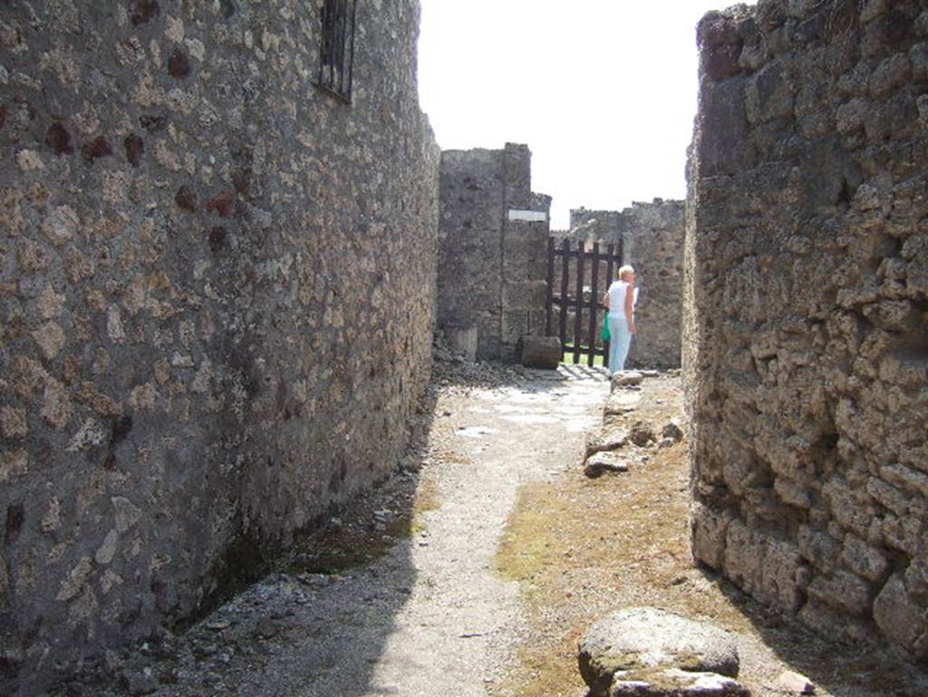 Vicolo del Gallo between VII.7 and VII.15. Looking south towards narrow corner. September 2005.