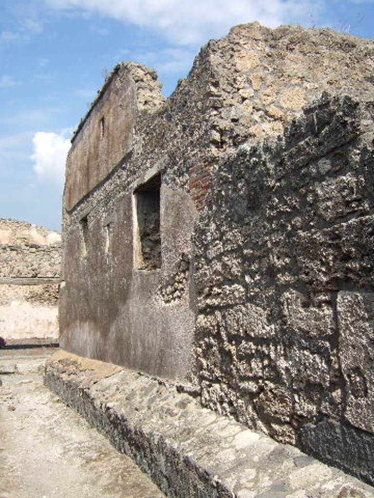 Vicolo del Gallo and corner wall of VII.7.18. Looking north to junction with Vicolo dei Soprastanti. September 2005.
