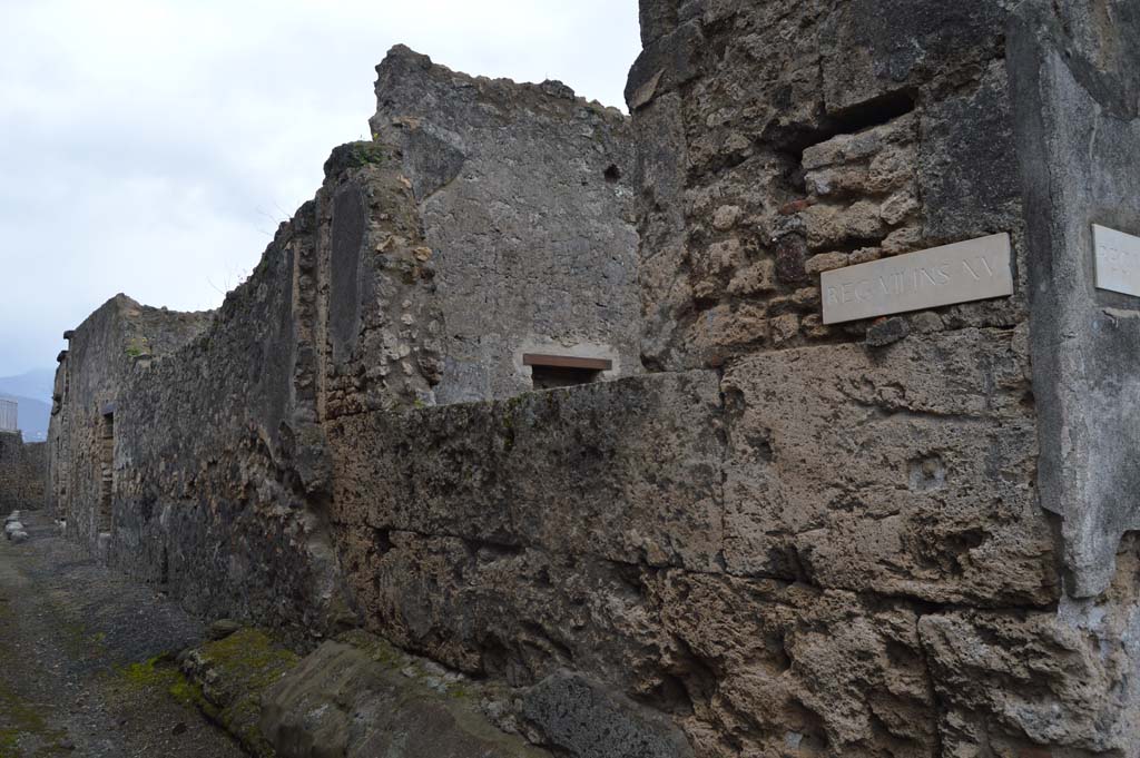 VII.15.12 Pompeii, March 2018. Looking south along west side of Vicolo del Gallo, from junction with Vicolo dei Soprastanti. 
Foto Taylor Lauritsen, ERC Grant 681269 DÉCOR.
