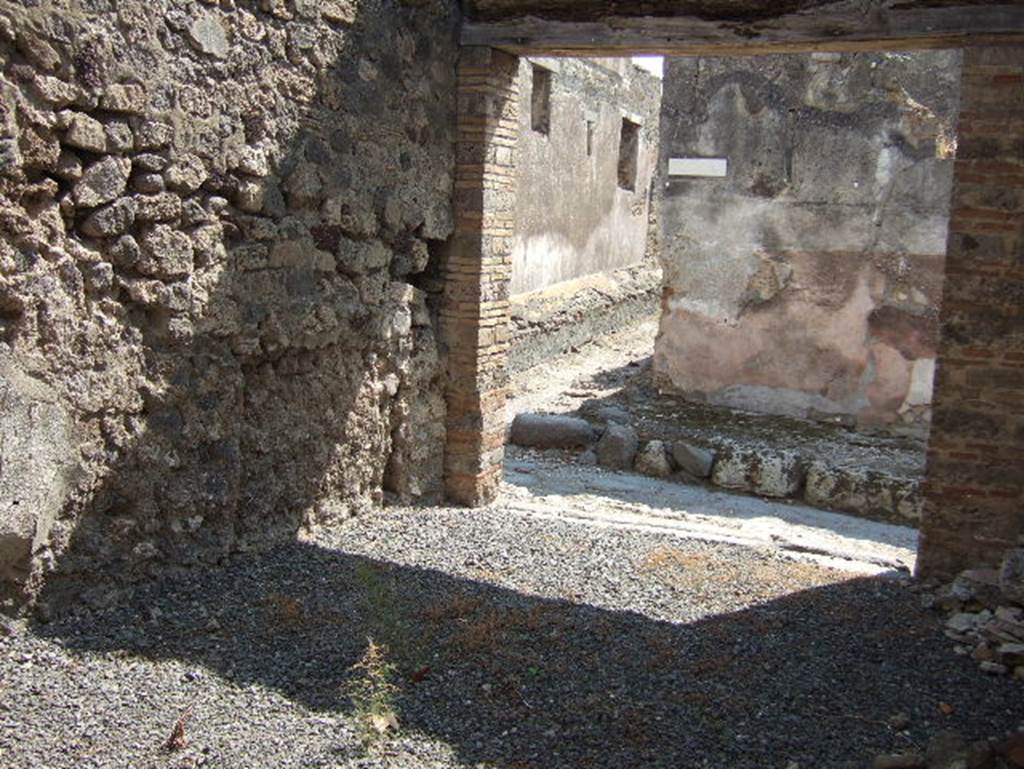 Vicolo dei Soprastanti. Looking south through entrance of VII.6.36 towards junction with Vicolo del Gallo. September 2005.