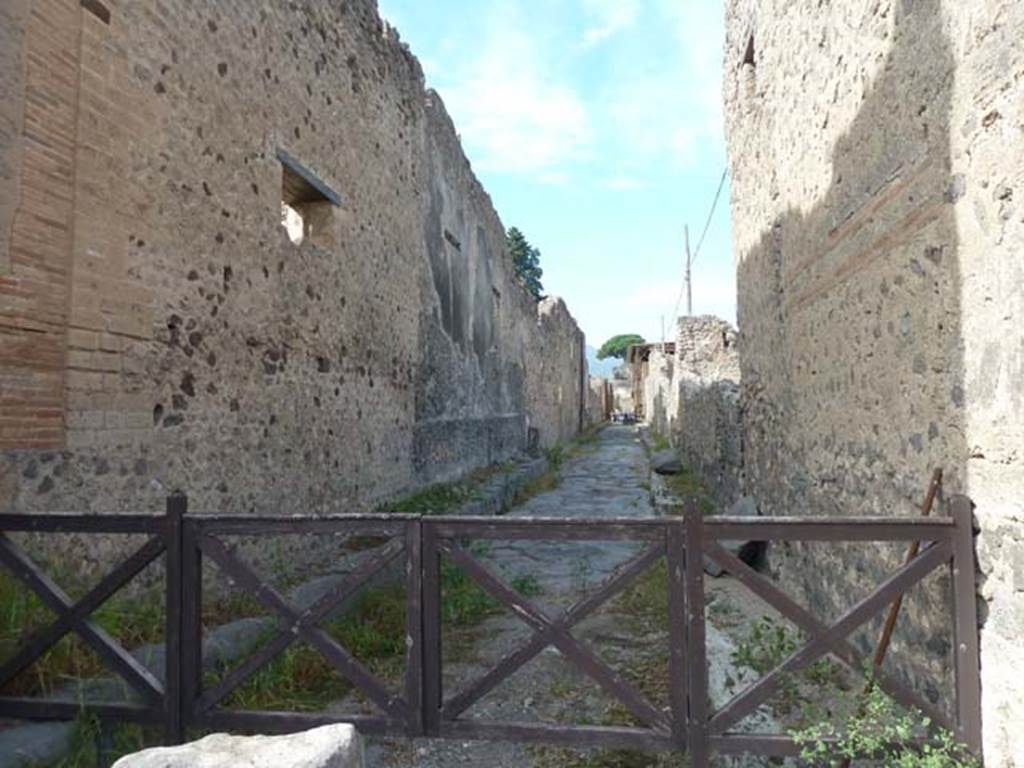 Vicolo del Labirinto, Pompeii. September 2015. Looking north between VI.12 and VI.13.