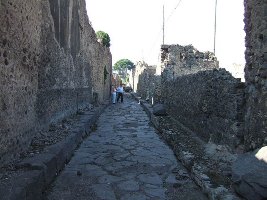 Vicolo del Labirinto between VI.12 and VI.13.. Looking North from Via della Fortuna. September 2005.