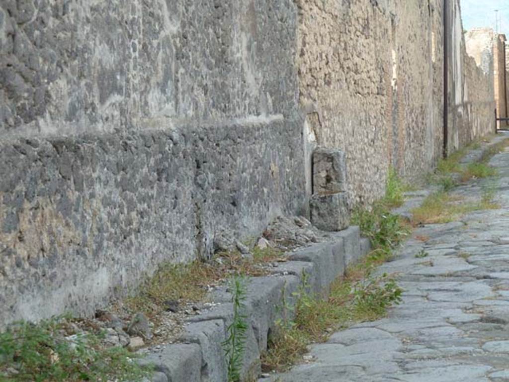 Vicolo del Labirinto, west side. September 2015.Looking north along side of VI.12 2/5 towards stone altar of street shrine.

