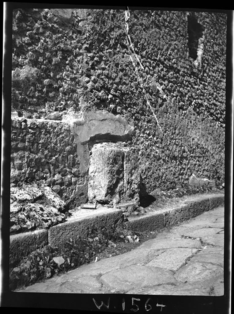 Vicolo del Labirinto, west side. W.1564. Street shrine on west side of vicolo.
Photo by Tatiana Warscher. Photo © Deutsches Archäologisches Institut, Abteilung Rom, Arkiv. 
