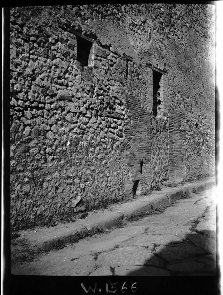 Vicolo del Labirinto, west side. W.1566. Looking north along east side of VI.12 2/5.
Photo by Tatiana Warscher. Photo © Deutsches Archäologisches Institut, Abteilung Rom, Arkiv. 
