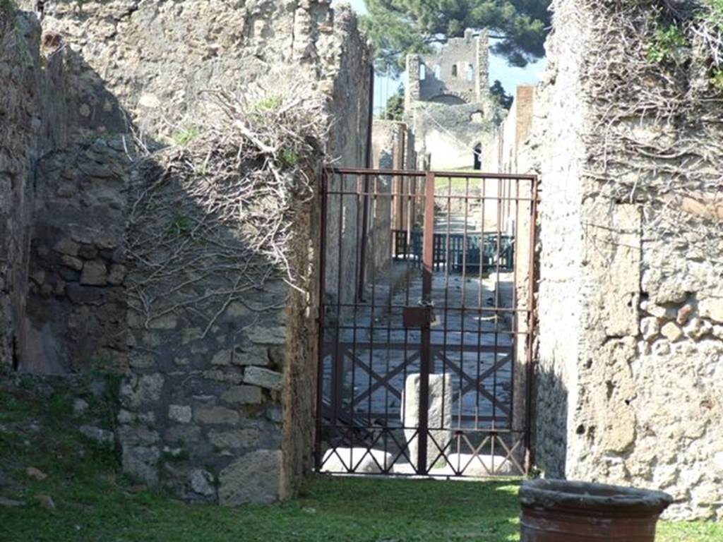 Looking north from entrance VII.4.56, across Via della Fortuna, along Vicolo del Labirinto, to Tower X. March 2009.