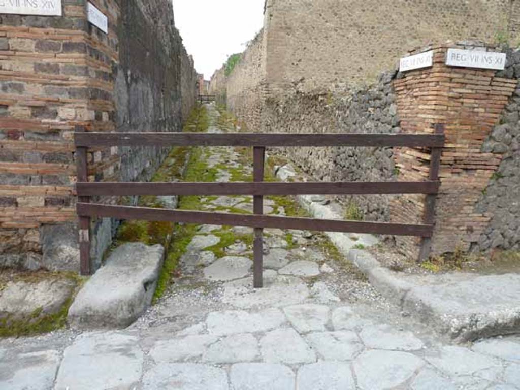 Vicolo del Lupanare, west side, May 2010. Looking along Vicolo degli Scheletri, between VII.14 and VII.11.