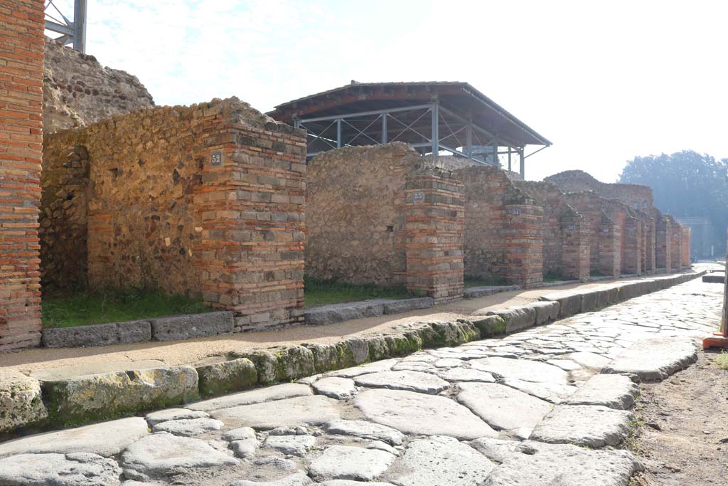 Vicolo del Lupanare, east side, Pompeii. December 2018. 
Looking south along east side towards junction with Via dellAbbondanza, on right. Photo courtesy of Aude Durand.
