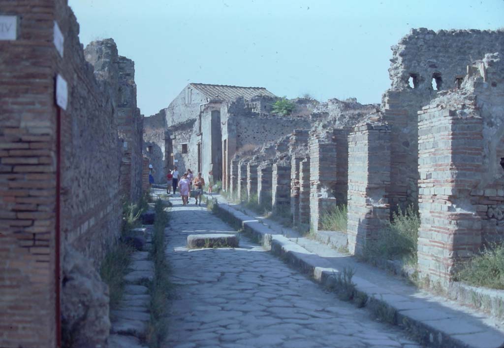 Vicolo del Lupanare, south end, 7th August 1976. Looking north from junction with Via dellAbbondanza.
Photo courtesy of Rick Bauer, from Dr George Fays slides collection.
