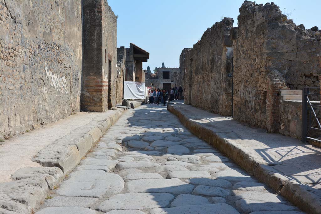 Vicolo del Menandro, April 2017. Looking east between I.4 and I.3. Photo courtesy Adrian Hielscher.