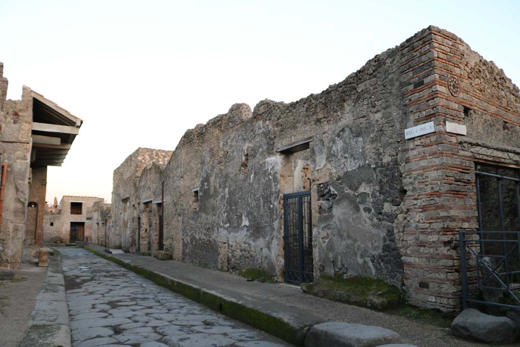 Vicolo del Menandro, south side, December 2018. 
Looking east along I.10 from the junction with Vicolo del Citarista, on right. Photo courtesy of Aude Durand.
