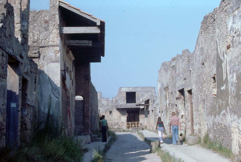 Vicolo del Menandro, 7th August 1976. Looking east.
Photo courtesy of Rick Bauer, from Dr George Fay’s slides collection.
