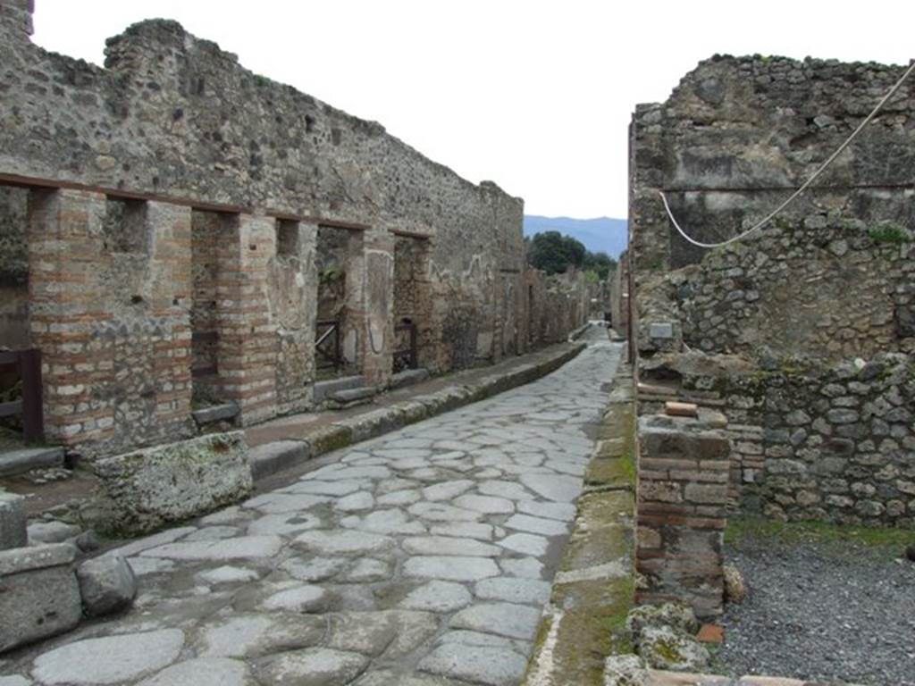 Vicolo della Maschera between VII.11 and VII.10. March 2009. Looking south. 