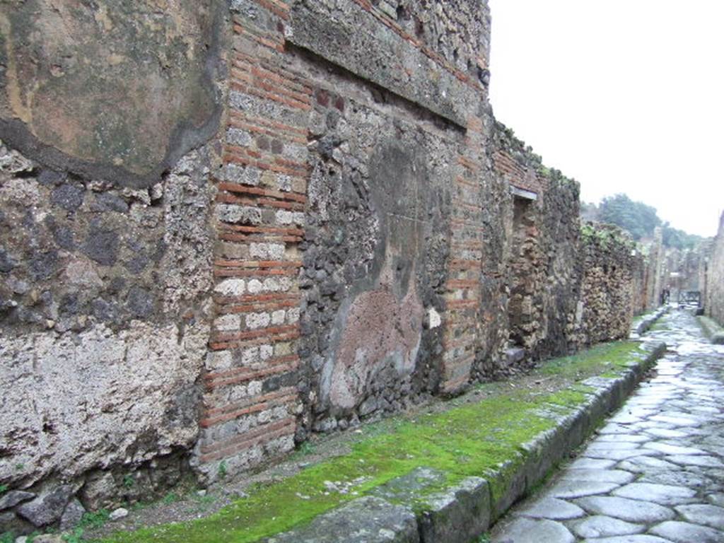 Vicolo della Maschera, east side, December 2005. Looking south to junction with Vicolo degli Scheletri. 
