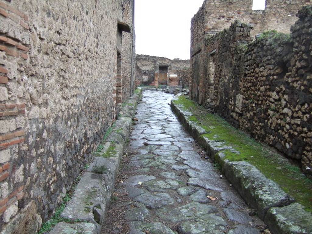 Vicolo della Maschera between VII.10 and VII.11. December 2005.
Looking north from junction with Vicolo degli Scheletri. 
