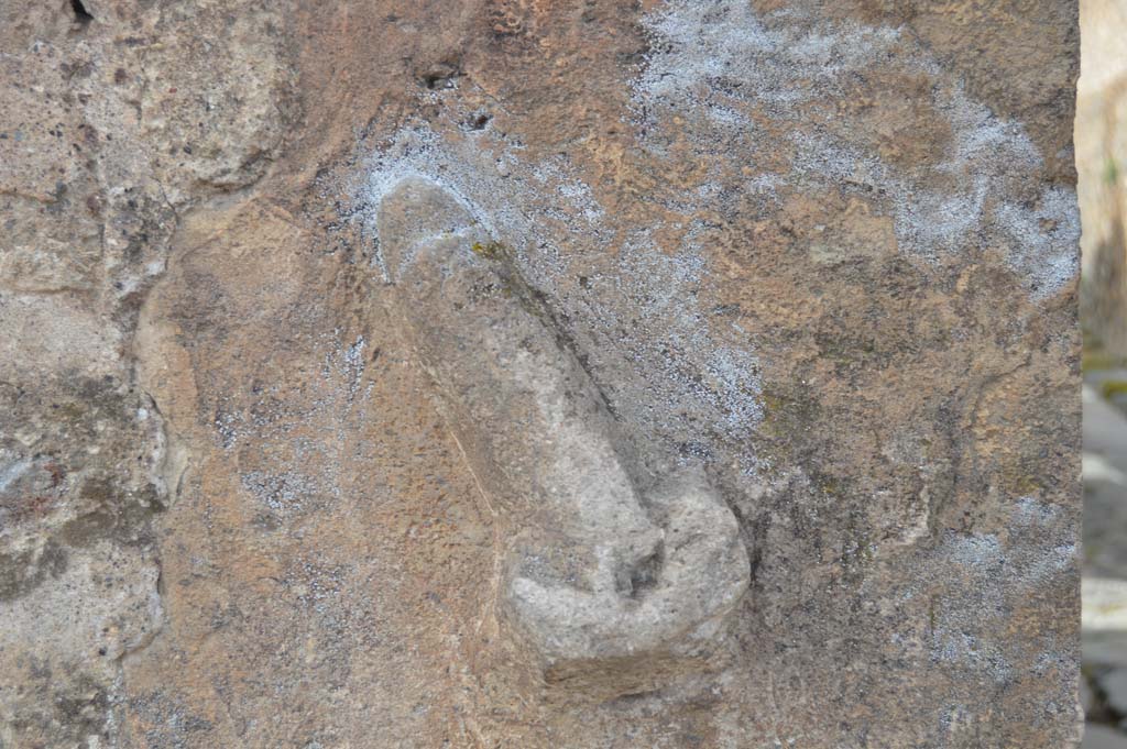 Vicolo della Maschera, west side. March 2018. 
Looking west to detail of phallus on corner at junction of VII.13, with Vicolo degli Scheletri.   
Foto Taylor Lauritsen, ERC Grant 681269 DÉCOR.

