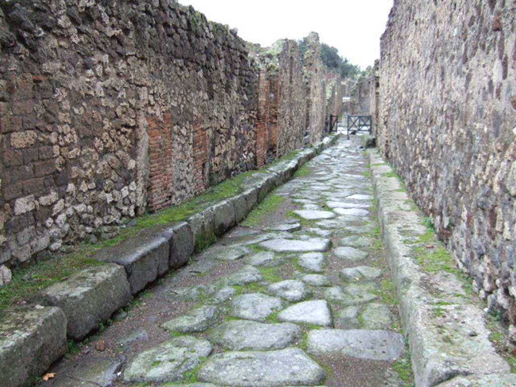 Vicolo della Maschera between VII.14 and VII.13. December 2005.Looking south along side wall of VII.13.14. 

