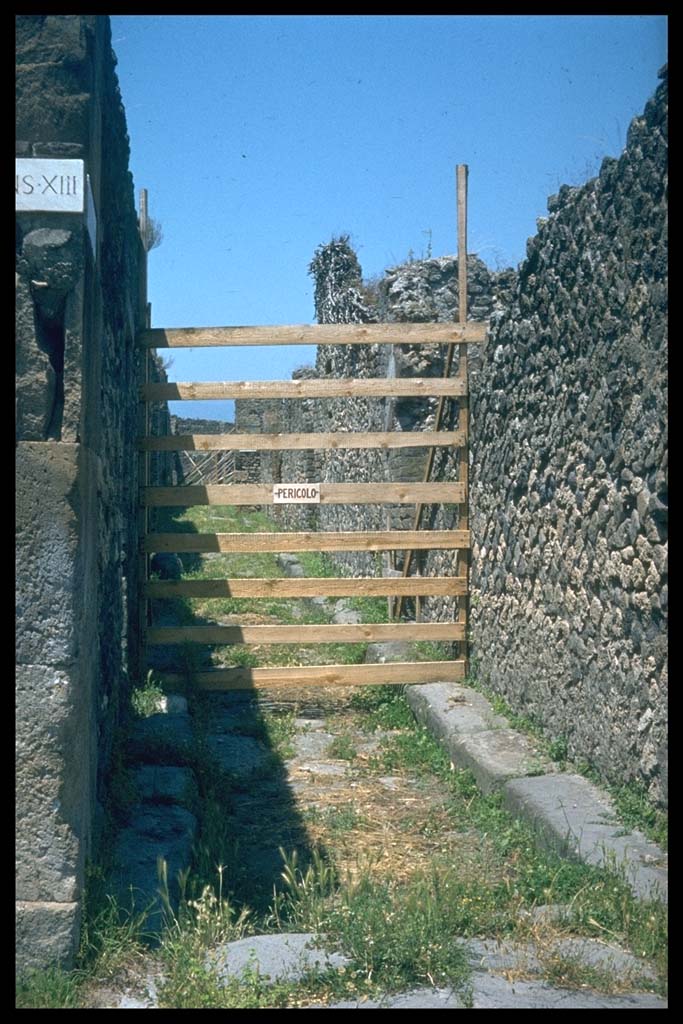 Vicolo della Maschera between VII.13 and VII.14. Looking north from Via dell’Abbondanza.
Photographed 1970-79 by Günther Einhorn, picture courtesy of his son Ralf Einhorn.
