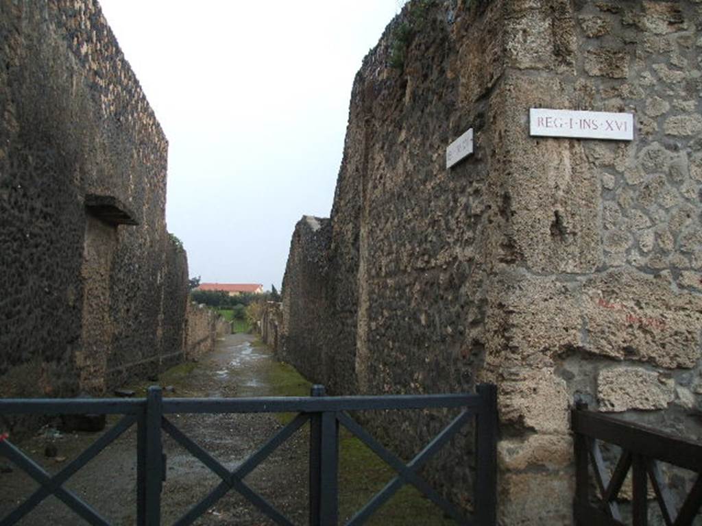 Vicolo della Nave Europa between I.15 and I.16. Looking south from the junction with Via di Castricio. December 2004.
