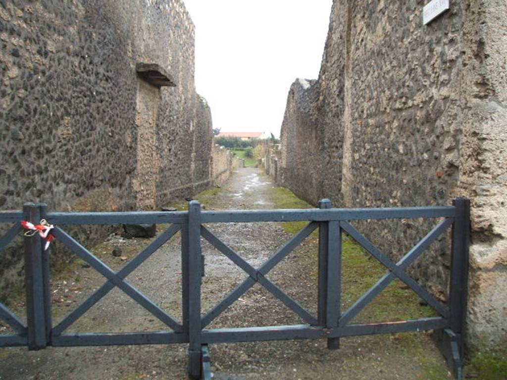 Vicolo della Nave Europa between I.15 and I.16. Looking south from the junction with Via di Castricio. December 2004.