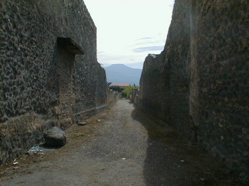 Vicolo della Nave Europa between I.15 and I.16. Looking south from the junction with Via di Castricio. September 2004.
