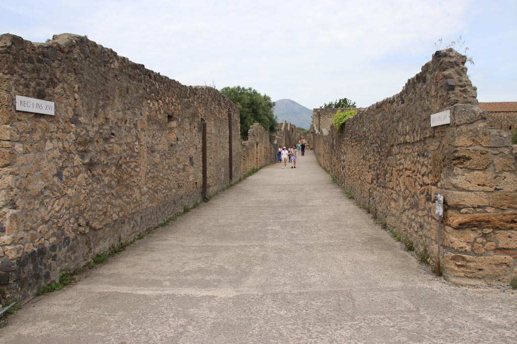 Vicolo della Nave Europa, Pompeii. May 2024. Looking north between I.16 and I.15. Photo courtesy of Klaus Heese.