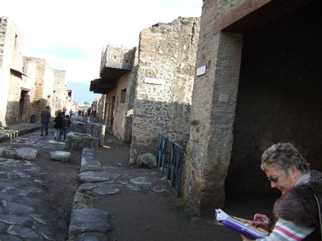 Via dell’ Abbondanza, south side. December 2005. Looking east to the junction with Vicolo della Nave Europa and I.12, from I.11.7. 
