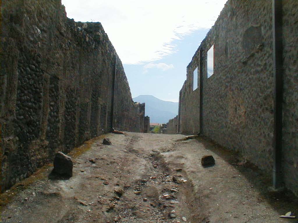 Vicolo della Nave Europa between I.12 and I.11. September 2004. Looking south from junction with Via dell’Abbondanza. 