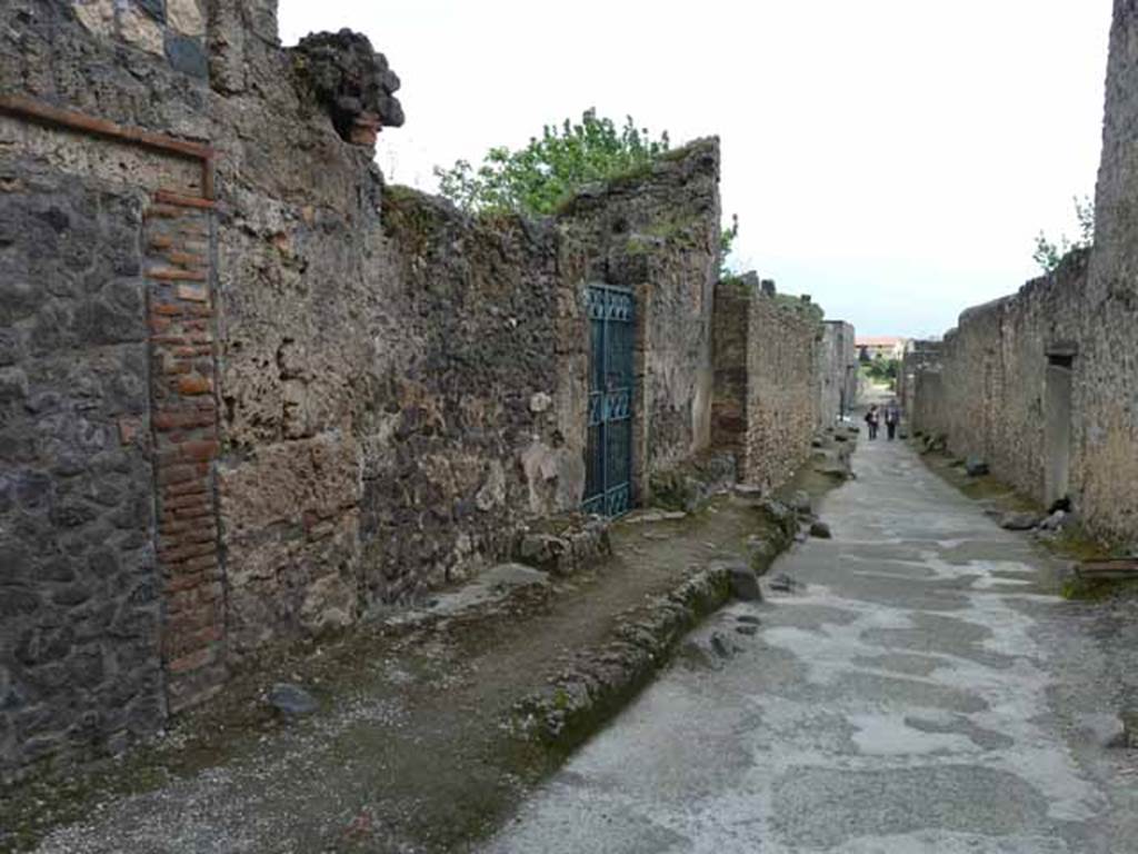 Vicolo della Nave Europa, May 2010. Looking south between I.12 and I.11, from near I.12.16.