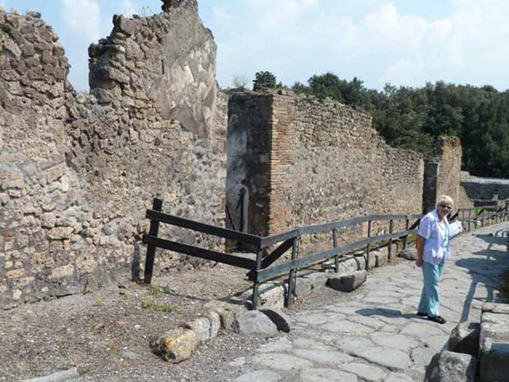 Vicolo della Regina, north side, May 2010. Looking east from near VIII.6.1.