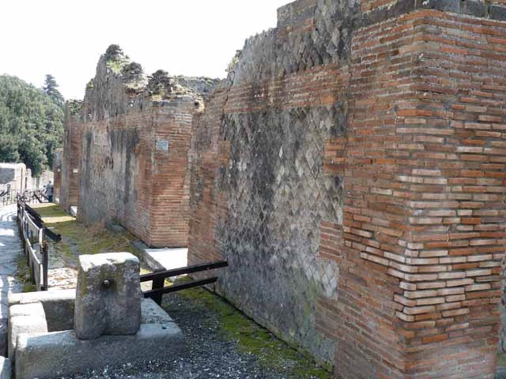 Vicolo della Regina, south side, May 2010. Looking east from near VIII.2.29