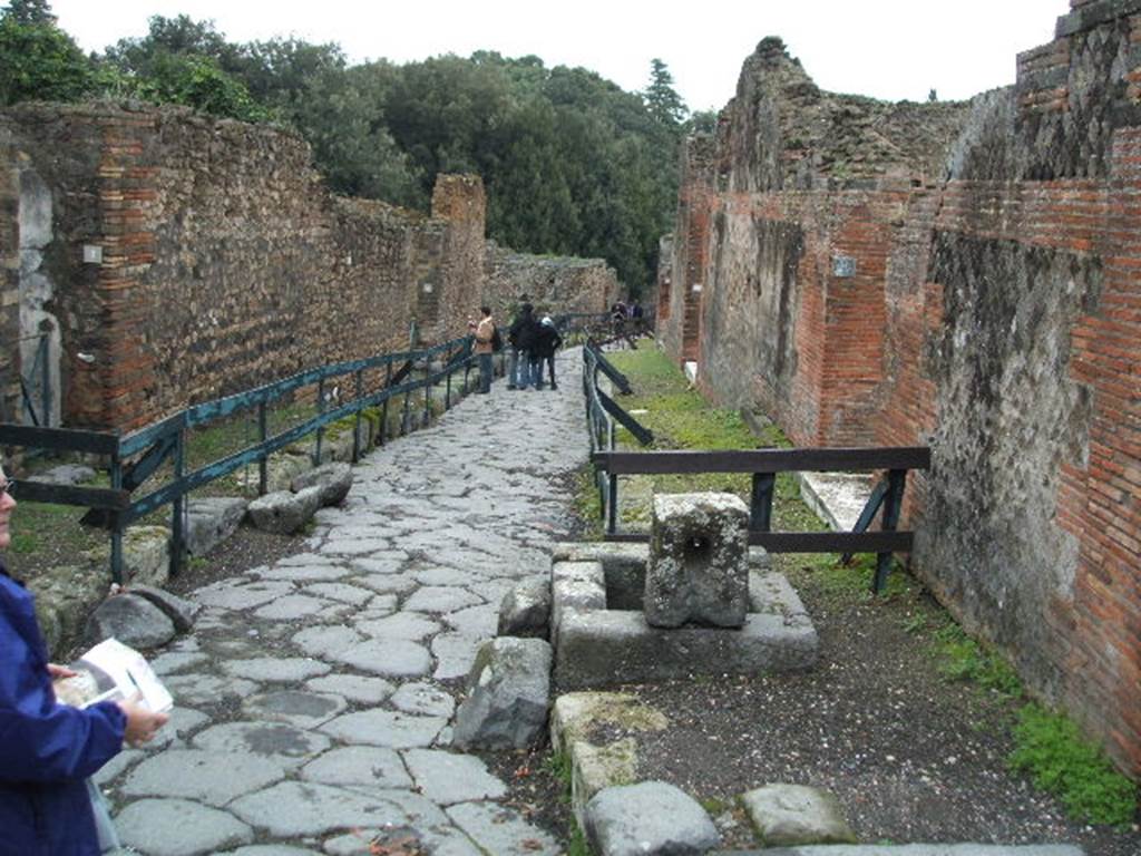 Vicolo della Regina between VIII.6 and VIII.2. Looking east from junction with Vicolo dei Dodici Dei. December 2004.