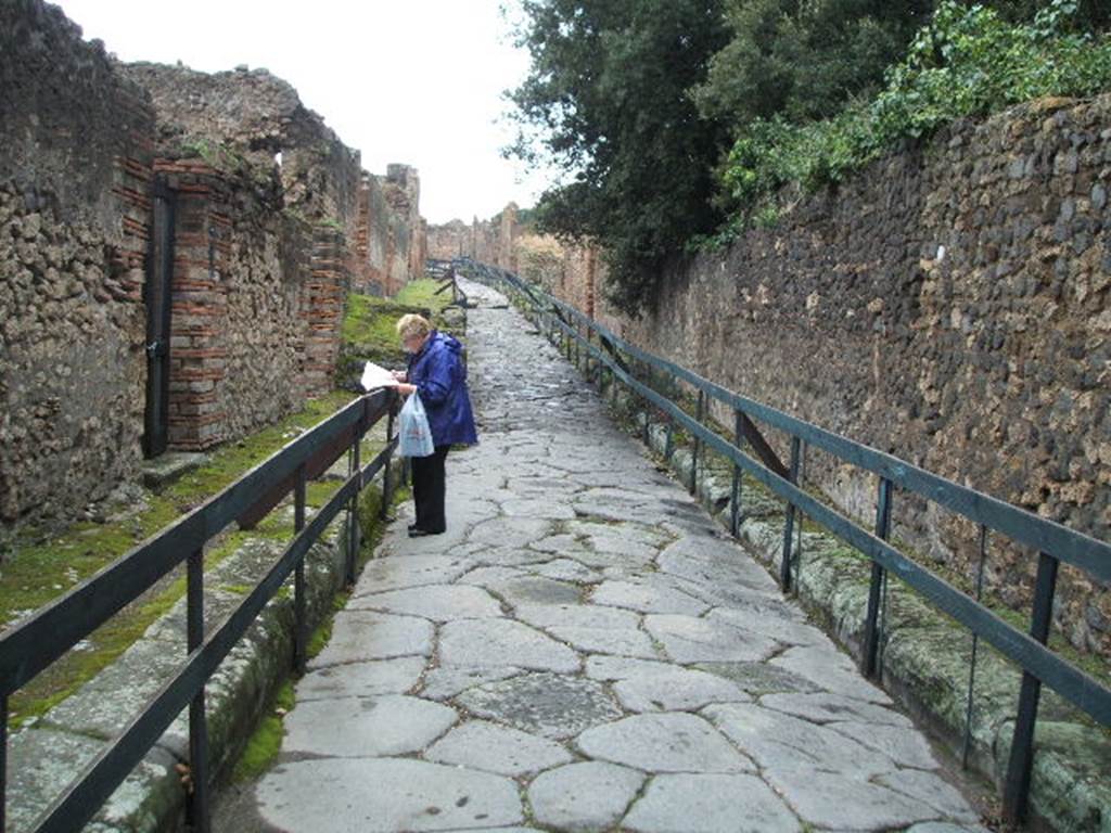 Vicolo della Regina between VIII.2 and VIII.6. Looking west from junction with Via dei Teatri. December 2004.