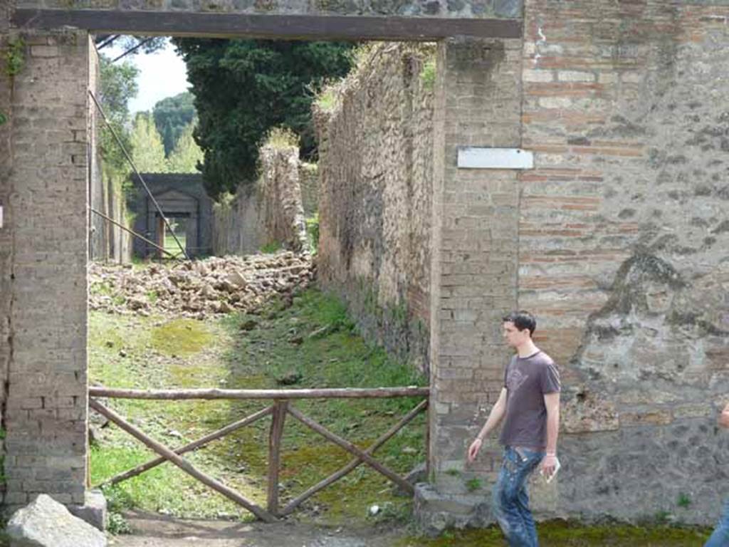 Vicolo della Venere between II.3 and II.2. May 2010. Looking south from the junction with Via dellAbbondanza.
