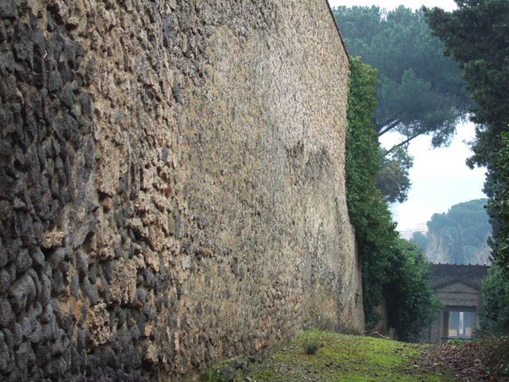 Vicolo della Venere between II.3 and II.2.  East side. Looking south. December 2005.