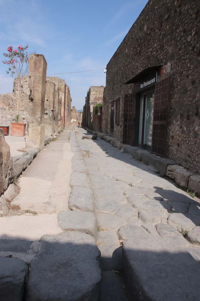 Vicolo delle Terme. September 2021. 
Looking north between VII.6 and VII.5 from junction with Vicolo dei Soprastanti. 
Photo courtesy of Klaus Heese.
