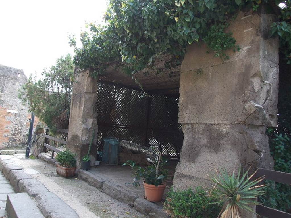 Vicolo delle Terme, west side at VII.6.22. December 2006. Looking south to junction with Vicolo dei Soprastanti. 
