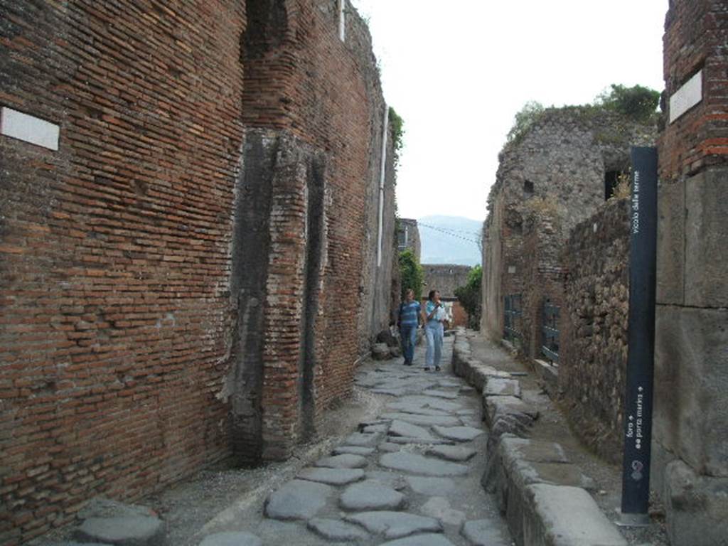 Vicolo delle Terme between VII.5 and VII.6. May 2005. Looking south from Via delle Terme. 