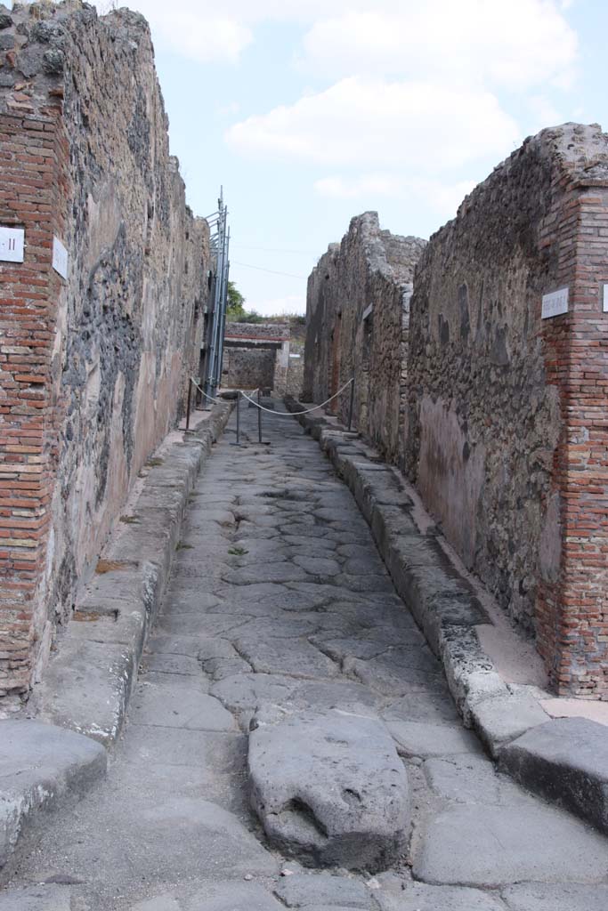 Vicolo di Balbo between IX.2 and IX.1. September 2021. 
Looking east from junction with Via Stabiana. Photo courtesy of Klaus Heese.
