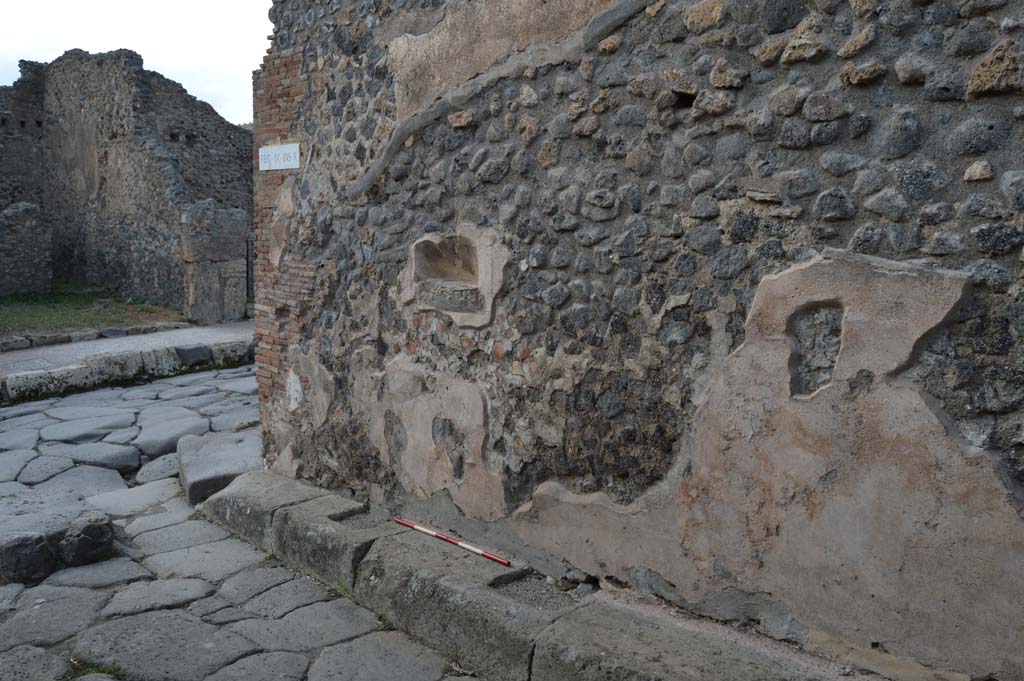 Vicolo di Balbo between IX.2 and IX.1. October 2018. North side, with street altar at IX.2.12, looking west towards Via Stabiana.
Foto Taylor Lauritsen, ERC Grant 681269 DÉCOR.
