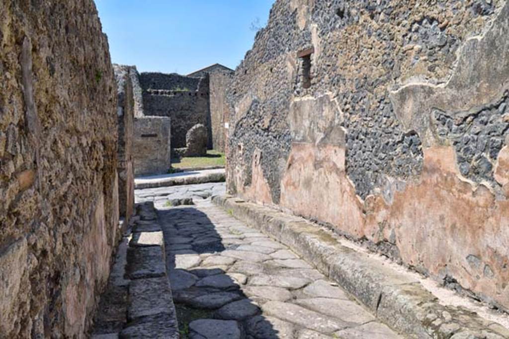 Vicolo di Balbo between IX.1 and IX.2. April 2018. Looking west towards the junction with Via Stabiana.
Photo courtesy of Ian Lycett-King. Use is subject to Creative Commons Attribution-NonCommercial License v.4 International.
