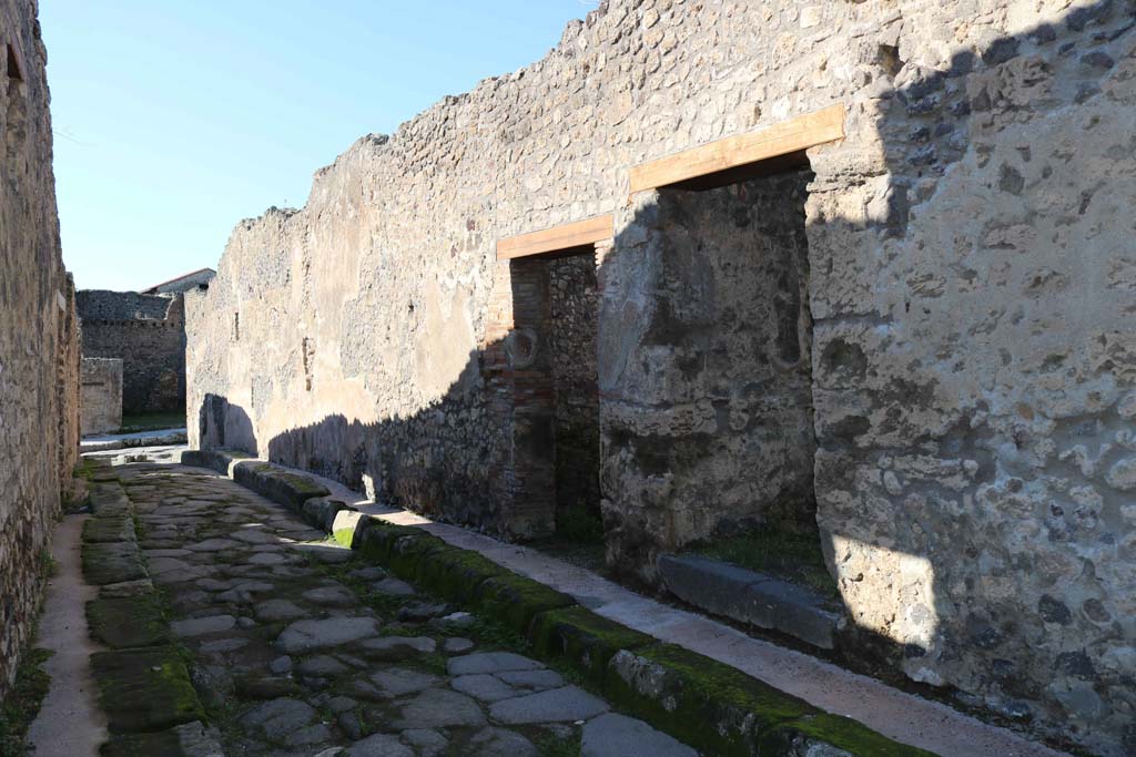 Vicolo di Balbo between IX.1 and IX.2. December 2018. Looking west towards junction with Via Stabiana. Photo courtesy of Aude Durand.