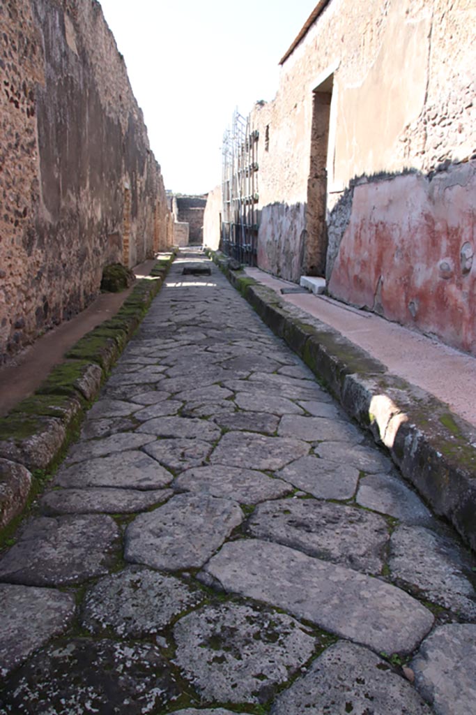 Vicolo di Balbo, Pompeii. October 2022. 
Looking west towards Via Stabiana. Photo courtesy of Klaus Heese

