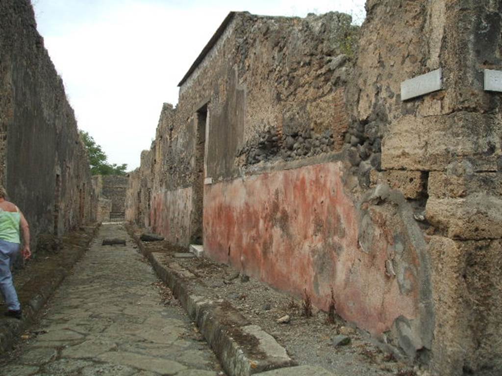 Vicolo di Balbo between IX.1 and IX.2. Looking west from junction with Vicolo di Tesmo. May 2005.