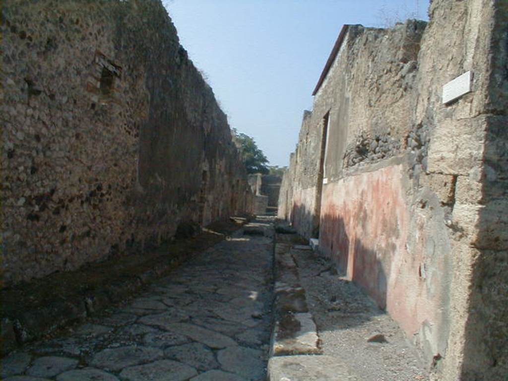 Vicolo di Balbo. Looking west from junction. September 2004.