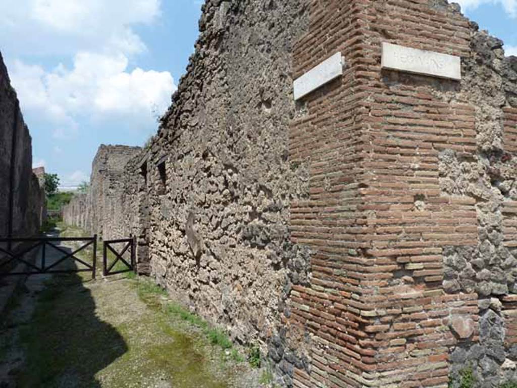 Vicolo di Cecilio Giocondo, east side, May 2010. Looking north from junction with Via di Nola along west exterior wall of V.2.