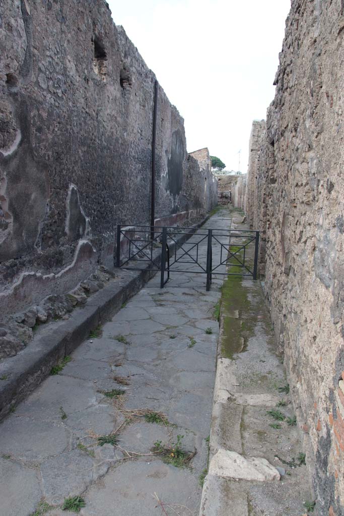 Vicolo di Cecilio Giocondo, Pompeii. September 2017.
Looking north between V.1, on left, and V.2, on right, from junction with Via di Nola.
Photo courtesy of Klaus Heese.
