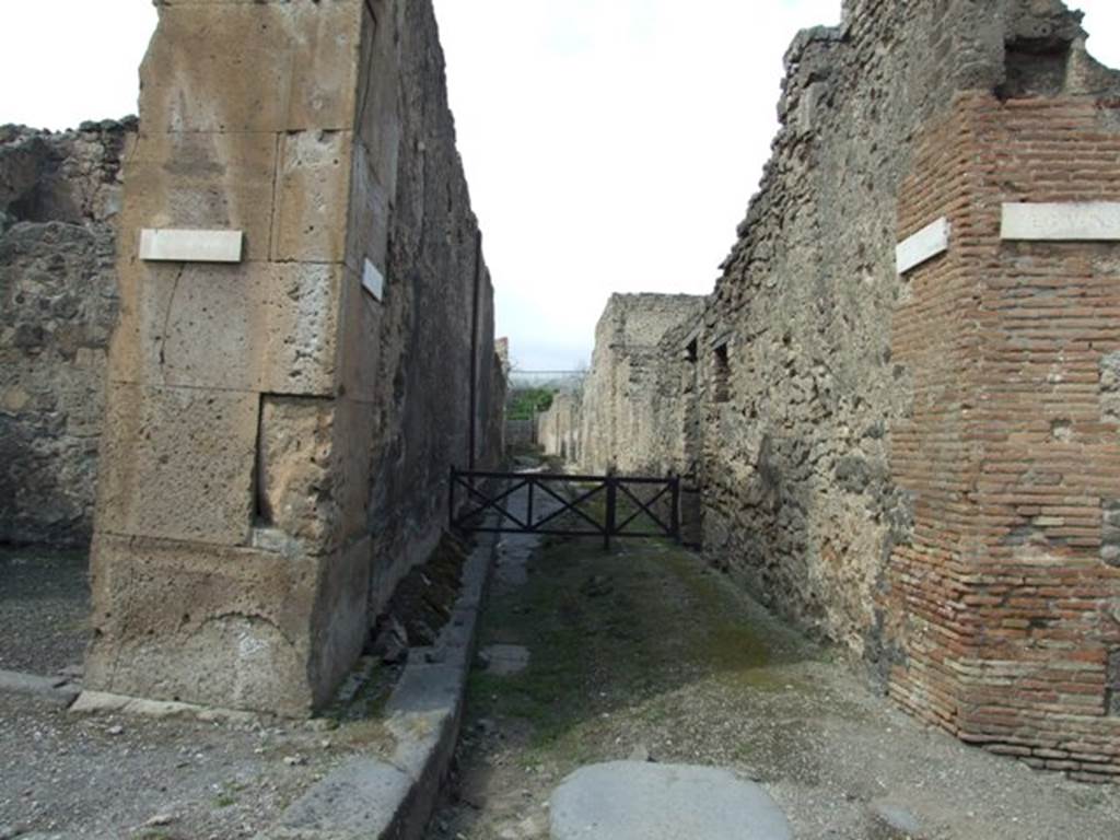 Vicolo di Cecilio Giocondo. Looking north between V.1 and V.2. March 2009.